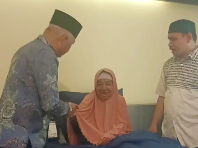 Wakil Wali Kota Ternate, Nasri Abubakar, saat memantau kondisi Jam'ah Calon Haji (JCH) di Sudiang Makassar || Dok : istimewa