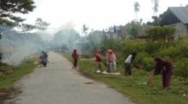 Warga Desa Capalulu saat membersihkan bahu jalan || Foto : karno_kasedata