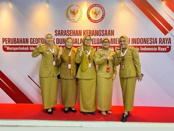Bupati Kepulauan Sula, Hj. Fifian Adeningsi Mus, paling ujung kiri saat menghadiri sarasehan kebangsaan di Jakarta || dok : karno_kasedata