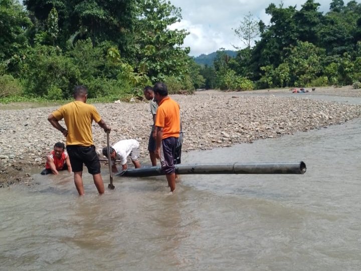 Salah satu pipa PDAM di Kepulauan Sula yang mengalam patah dihantam banjir || Foto : karno_kasedata