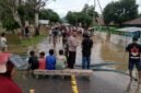 Warga Desa Umaloya memblokade jalan utama sebagai bentuk aksi protes ke pemerintah daerah || Foto : karno_kasedata