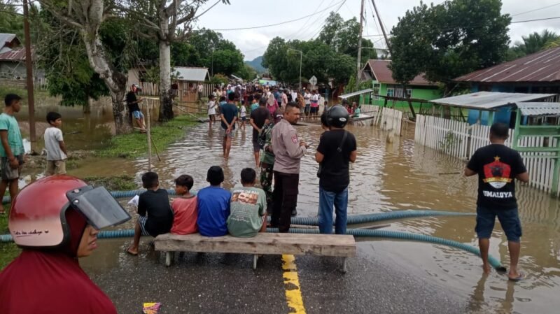 Warga Desa Umaloya memblokade jalan utama sebagai bentuk aksi protes ke pemerintah daerah || Foto : karno_kasedata