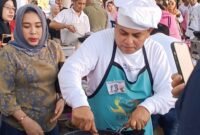 Sekda Kepulauan Sula saat mengolah nasi goreng (Nasgor) Buah Naga Spesial.