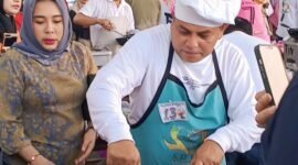Sekda Kepulauan Sula saat mengolah nasi goreng (Nasgor) Buah Naga Spesial.