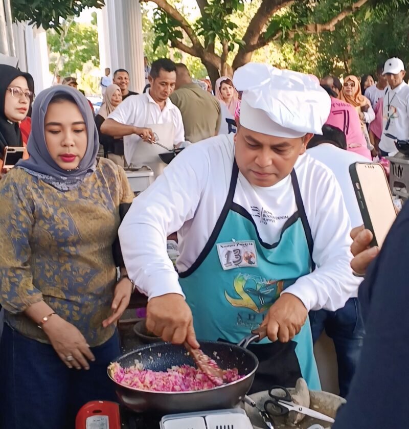 Sekda Kepulauan Sula saat mengolah nasi goreng (Nasgor) Buah Naga Spesial.