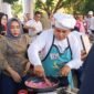 Sekda Kepulauan Sula saat mengolah nasi goreng (Nasgor) Buah Naga Spesial.