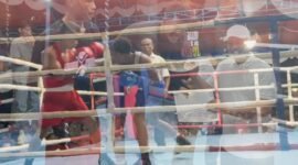 Fathir R Kadam (Biru) atlet Mercury Boxing, saat bertanding di puncak babak final Ternate Boxing Open Turnamet/Penyerahan penghargaan dari Wakil Wali Kota Ternate sekaligus Ketua Pertina Maluku Utara, Nasri Abubakar || Foto : kasedata.id