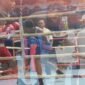 Fathir R Kadam (Biru) atlet Mercury Boxing, saat bertanding di puncak babak final Ternate Boxing Open Turnamet/Penyerahan penghargaan dari Wakil Wali Kota Ternate sekaligus Ketua Pertina Maluku Utara, Nasri Abubakar || Foto : kasedata.id