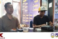Nirwan MT Ali, Exco PSSI Ternate bersama Ketua Panitia Liga Pelajar 2025 Irwan Muhammad (topi), saat memimpin rapat bersama || Dok : Komite Media Askot PSSI Ternate