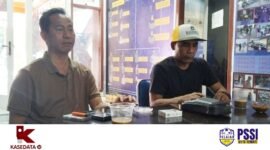 Nirwan MT Ali, Exco PSSI Ternate bersama Ketua Panitia Liga Pelajar 2025 Irwan Muhammad (topi), saat memimpin rapat bersama || Dok : Komite Media Askot PSSI Ternate