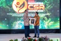 Head of External Relations Harita Nickel Latif Supriadi saat menerima penghargaan The Best Corporate Social Responsibility Award 2025 for Empowering Local Communities through Social and Economic Innovation pada Rabu (30/4/2025)