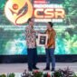 Head of External Relations Harita Nickel Latif Supriadi saat menerima penghargaan The Best Corporate Social Responsibility Award 2025 for Empowering Local Communities through Social and Economic Innovation pada Rabu (30/4/2025)