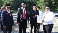 Penyerahan SK CPNS dilakukan oleh Bupati dan Wakil Bupati Kabupaten Halmahera Selatan.