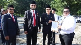 Penyerahan SK CPNS dilakukan oleh Bupati dan Wakil Bupati Kabupaten Halmahera Selatan.