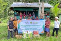 Arif bersama tim saat menyelurkan bantuan sosial kepada suku tobelo dalam || Foto : istimewa