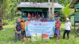 Arif bersama tim saat menyelurkan bantuan sosial kepada suku tobelo dalam || Foto : istimewa