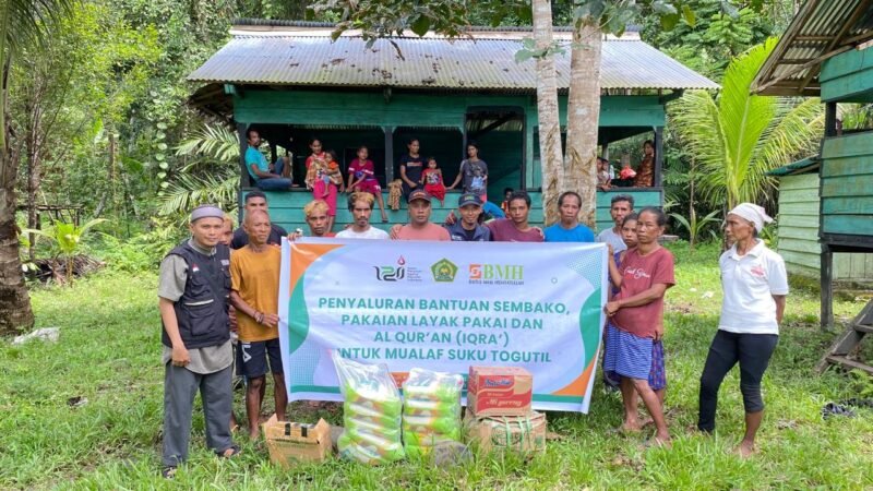 Arif bersama tim saat menyelurkan bantuan sosial kepada suku tobelo dalam || Foto : istimewa