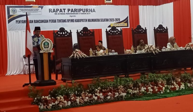 Wakil Bupati Halsel, Helmy Umar Muchsin saat menyampaikan rancangan peraturan daerah tentang RPJMD Kabupaten Halmahera Selatan tahun 2025-2029 dalam Rapat Paripurna ke-28 masa persidangan II tahun 2025.