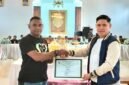 Kapala Inspektorat, Kamarudin Mahdi saat memberikan piagam penghargaan kepada Kades Modapuhi yang berhasil keluar sebagai juara desa bersih.
