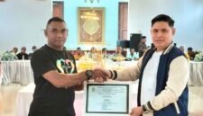 Kapala Inspektorat, Kamarudin Mahdi saat memberikan piagam penghargaan kepada Kades Modapuhi yang berhasil keluar sebagai juara desa bersih.
