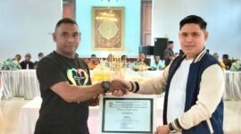 Kapala Inspektorat, Kamarudin Mahdi saat memberikan piagam penghargaan kepada Kades Modapuhi yang berhasil keluar sebagai juara desa bersih.