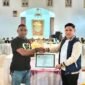 Kapala Inspektorat, Kamarudin Mahdi saat memberikan piagam penghargaan kepada Kades Modapuhi yang berhasil keluar sebagai juara desa bersih.