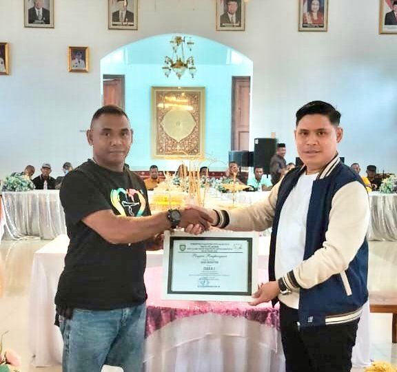 Kapala Inspektorat, Kamarudin Mahdi saat memberikan piagam penghargaan kepada Kades Modapuhi yang berhasil keluar sebagai juara desa bersih.
