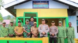 Kapolres Kepulauan Sula dan jajaran usai meresmikan Poskamling.
