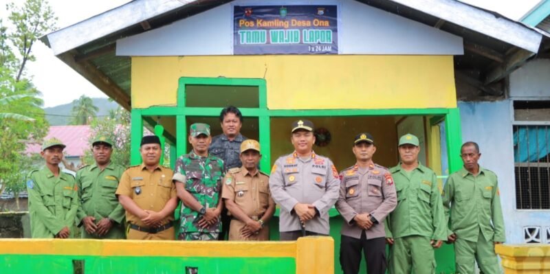 Kapolres Kepulauan Sula dan jajaran usai meresmikan Poskamling.