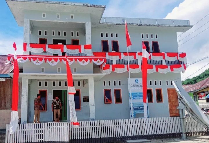 Kantor Desa Busua, Kecamatan Kayoa Barat.