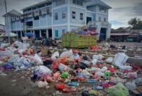 sampah berserakan di Pasar Basanohi, Desa Fogi, Kecamatan Sanana, menjadi pemandangan yang memprihatinkan || Foto : karno_kasedata