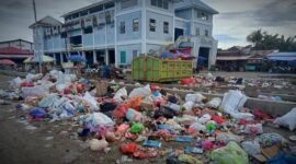 sampah berserakan di Pasar Basanohi, Desa Fogi, Kecamatan Sanana, menjadi pemandangan yang memprihatinkan || Foto : karno_kasedata