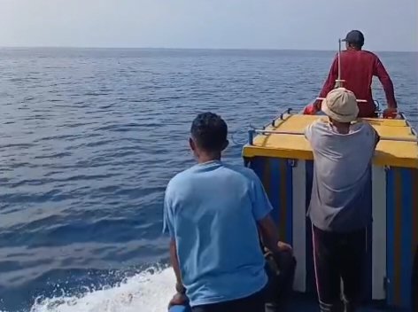 Warga atau nelayan Desa Modayama saat melakukan pengejaran kepada pelaku bom ikan || dok : kasedata.id
