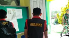 Kejari Kepulauan Sula saat melakukan penggeledahan di salah satu kantor || Dok : Karno_kasedata