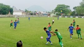 Duel antara SMP Islam 1A vs SMP Negeri 7A di Perempat Final Liga Pelajar 2025 di Lapangan Ya-Anhr Gambesi || Foto : kasedata.id