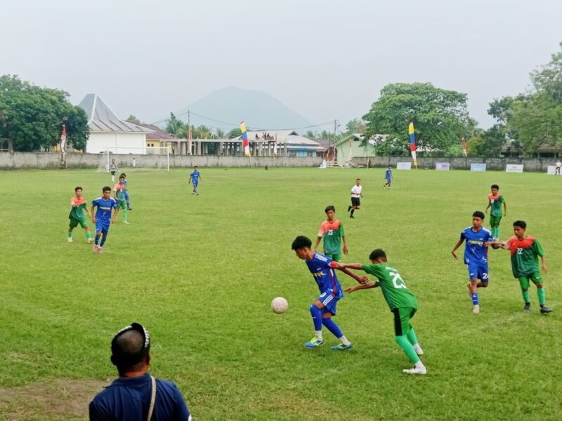 Duel antara SMP Islam 1A vs SMP Negeri 7A di Perempat Final Liga Pelajar 2025 di Lapangan Ya-Anhr Gambesi || Foto : kasedata.id