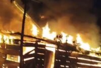 Peristiwa kebakaran rumah Kepala Desa  Wailoba, Kecamatan Mangoli Tengah, Minggu dini hari || Foto : istimewa