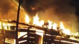 Peristiwa kebakaran rumah Kepala Desa  Wailoba, Kecamatan Mangoli Tengah, Minggu dini hari || Foto : istimewa