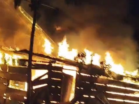 Peristiwa kebakaran rumah Kepala Desa  Wailoba, Kecamatan Mangoli Tengah, Minggu dini hari || Foto : istimewa