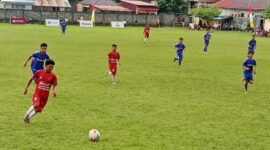 Laga Semifinal antara SMPN 7 vs SMPN 6 yang berlangsung di Lapangan Ya-Anhar, Gambesi, Minggu sore (15/6/2025) || Foto : kasedata.id