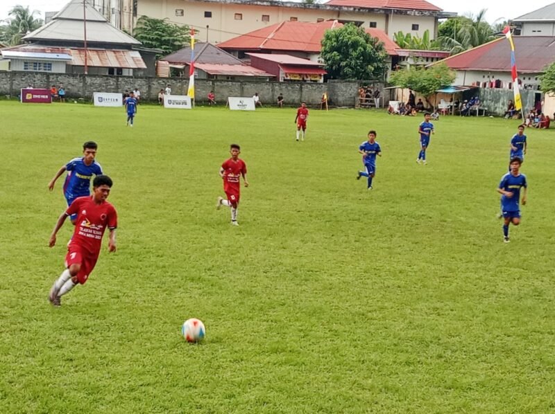 Laga Semifinal antara SMPN 7 vs SMPN 6 yang berlangsung di Lapangan Ya-Anhar, Gambesi, Minggu sore (15/6/2025) || Foto : kasedata.id