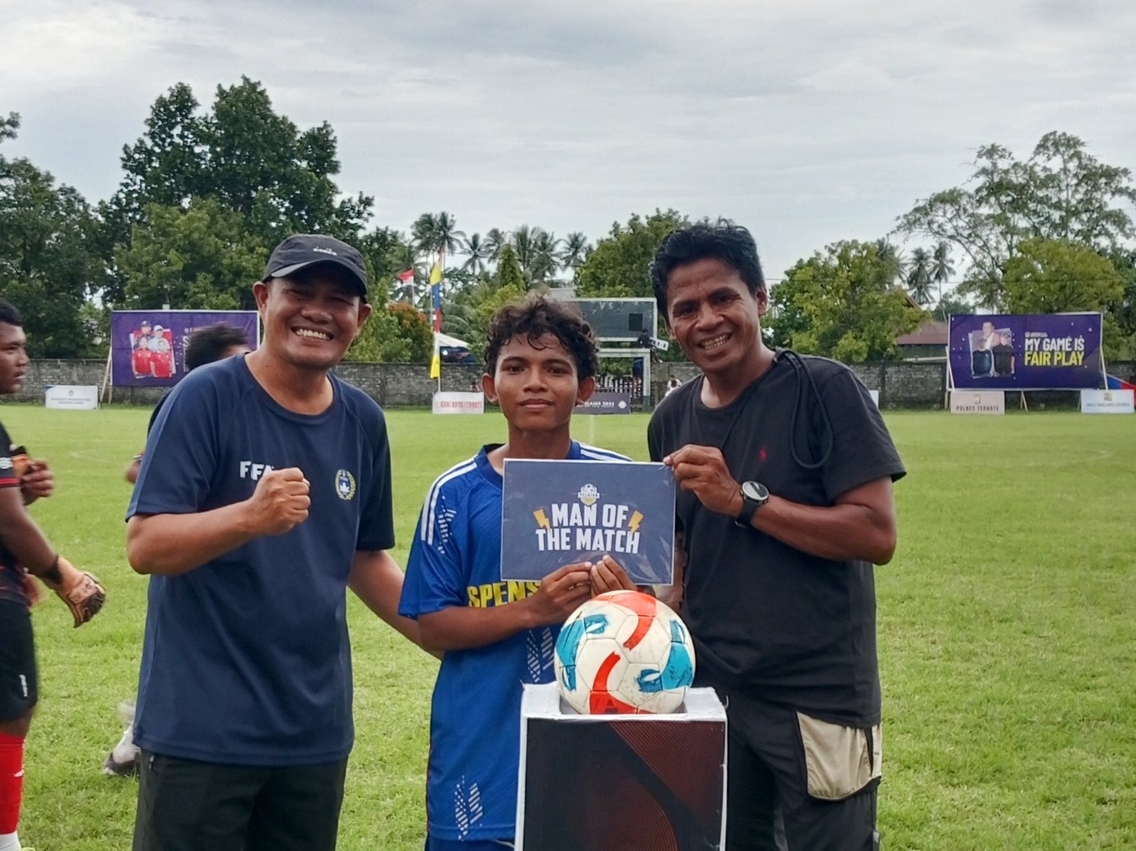 Gelendang SMPN 7 Fahri Bahrudin saat dinobatkan sebagai Man of the Match oleh Exco Askot PSSI Ternate, Abdul Kadir Bubu || Foto : kasedata.id