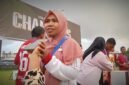 Kepala Sekolah SMPN 6 Ternate, Astuti Djumati, saat diwawancarai usai anak-anak didiknya menjuarai liga pelajar 2025 || Foto : haerun_kasedata