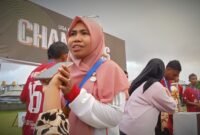 Kepala Sekolah SMPN 6 Ternate, Astuti Djumati, saat diwawancarai usai anak-anak didiknya menjuarai liga pelajar 2025 || Foto : haerun_kasedata