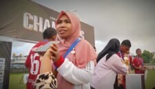 Kepala Sekolah SMPN 6 Ternate, Astuti Djumati, saat diwawancarai usai anak-anak didiknya menjuarai liga pelajar 2025 || Foto : haerun_kasedata