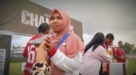 Kepala Sekolah SMPN 6 Ternate, Astuti Djumati, saat diwawancarai usai anak-anak didiknya menjuarai liga pelajar 2025 || Foto : haerun_kasedata