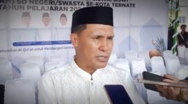Kepala Dinas Pendidikan Kota Ternate, Muhlis Djumadil saat diwawancarai || Foto : sukarsi_kasedata