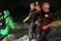 Tim SAR saat mengevakuasi warga di Ternate Selatan || Foto : Basarnas