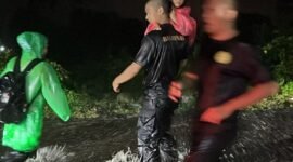 Tim SAR saat mengevakuasi warga di Ternate Selatan || Foto : Basarnas