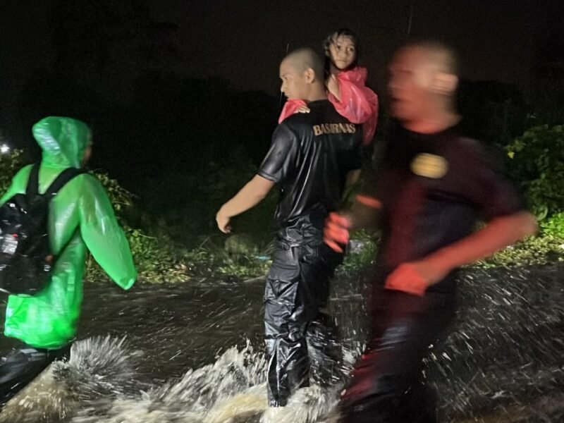 Tim SAR saat mengevakuasi warga di Ternate Selatan || Foto : Basarnas